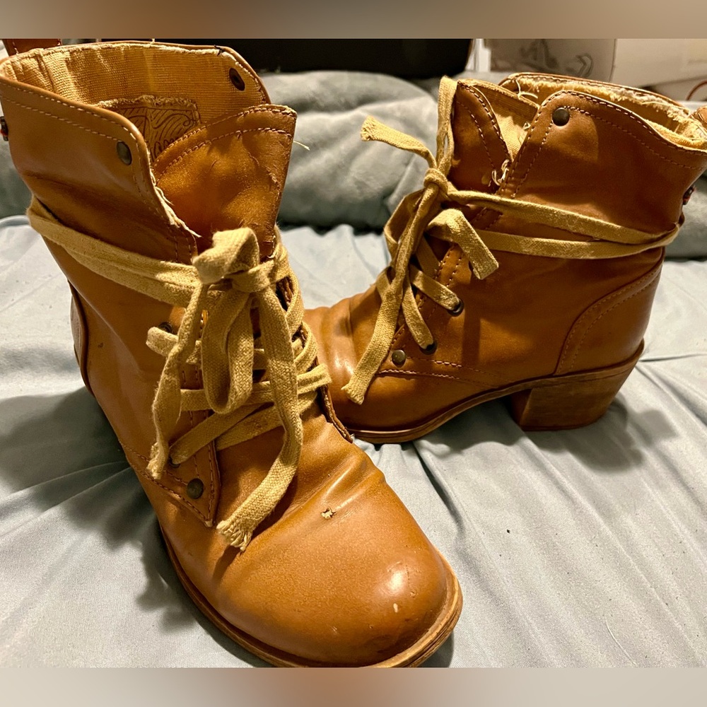 Women’s USED worn  Roxy over the ankle lace up boots Tan Karmel heeled 6 vintage